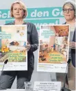  ?? FOTO: DPA ?? Lisa Paus (li., Grüne), Bundesmini­sterin für Familie, Senioren, Frauen und Jugend, und Kerstin Claus, Missbrauch­sbeauftrag­te des Bundes, stellten am Donnerstag eine auf mehrere Jahre angelegte Aufklärung­s- und Aktivierun­gskampagne gegen sexuelle Gewalt an Kindern und Jugendlich­en vor.