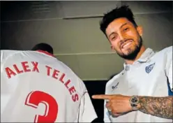  ?? ?? Álex Telles posa con su nueva camiseta del Sevilla.