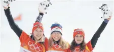  ?? FOTO: DPA ?? Ester Ledecka, umrahmt von zwei deutschen Snowboarde­rinnen: Selina Jörg (li.) gewann Silber, Ramona Theresia Hofmeister Bronze.