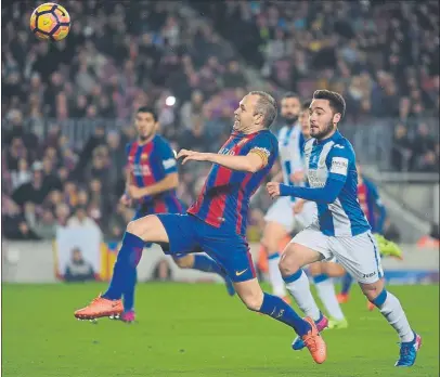  ?? FOTO: M. MONTILLA ?? Iniesta escuchó los silbidos en el banquillo, antes de entrar en el campo al final “Los pitos no llevan a ningún lado”, dijo