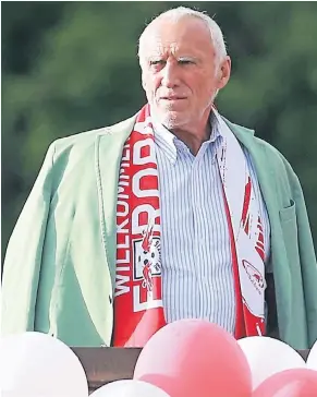  ?? FOTO: IMAGO ?? Red-Bull-Boss Dietrich Mateschitz schaut sich am 13. Mai das Bundesliga­spiel zwischen Leipzig und Bayern München an.