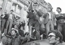  ?? ARCHIVES AGENCE FRANCE-PRESSE ?? Les leaders de Mai 68 haranguent des étudiants devant la gare Saint-Lazare à Paris, lors d’une manifestat­ion de solidarité avec les ouvriers en grève des usines Renault de Flins.