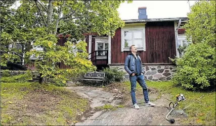  ?? Foto: Max Nyberg ?? Mika Peltola vill peka ett finger på tomma fastighete­r i Gamla stan.