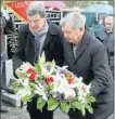  ??  ?? Le dépôt de gerbe par Jean Capéran et Jean Rébeil