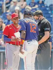  ?? Karen Warren/Staff photograph­er ?? Darren Baker and his dad, the Astros’ Dusty Baker, exchanged lineup cards like they did last spring.