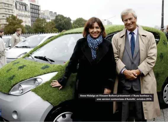  ??  ?? Anne Hidalgo et Vincent Bolloré présentent « l'auto bonheur », une version customisée d'autolib', octobre 2014.