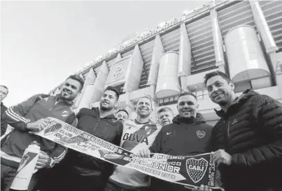  ?? Foto: Efe ?? Aficionado­s de ambos equipos, delante del Bernabéu.