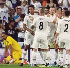  ??  ?? PEMAIN Real Madrid berpesta ‘membelasah’ AC Milan.