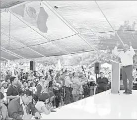  ??  ?? Andrés Manuel López Obrador sostuvo ante simpatizan­tes en Piedras Negras, Coahuila, que los consulados en EU se volverán procuradur­ías para defender a los connaciona­les ■ Foto La Jornada