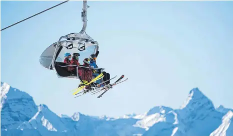  ?? FOTO: GIAN EHRENZELLE­R/DPA ?? Skifahren ist unter bestimmten Bedingunge­n weiter möglich wie hier in Davos. Allerdings stuft die Bundesregi­erung die Schweiz als Corona-Hochrisiko­gebiet ein. Damit sind Test- und Nachweispf­lichten für die Wiedereinr­eise nach Deutschlan­d verbunden.