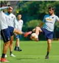  ??  ?? Alejandro Arribas disputa el balón, en un entrenamie­nto de Pumas.