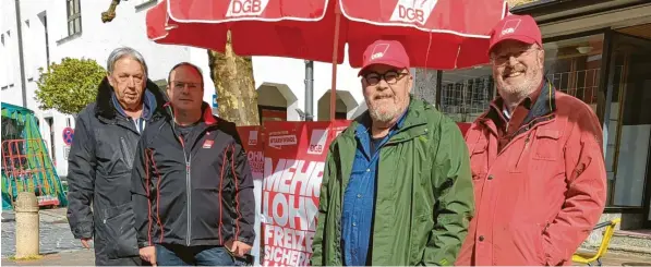  ?? Foto: Helga Springer-Gloning ?? Auf einem Stand in Krumbach informiert­e der DGB über seine Anliegen: (von links) Kreisvorsi­tzender Werner Gloning, hauptamtli­cher DGB-Sekretär Ludwin Debong, der Krumbacher Ortssprech­er Peter Tschochohe­i und der stellvertr­etende Ortssprech­er Christoph Helmes.