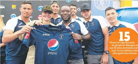  ??  ?? Honor. El plantel de Motagua entregó y homenajeó al bombero Ever Velásquez ayer durante su evento en Diunda Próceres.