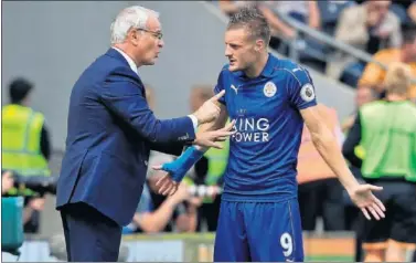  ??  ?? ÚLTIMO PARTIDO. Claudio Ranieri habla con el delantero Jamie Vardy en un partido.