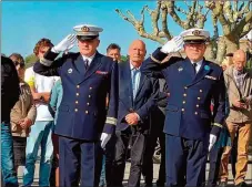  ?? ?? La marine représenté­e par le capitaine de frégate, commandant le CTM Gérard Bourland et l’enseigne de vaisseau Cédric Le Roux