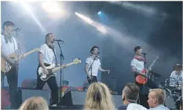  ??  ?? HONNINGBAR­NA: Søgne-bandet spilte på Hagefestiv­alen i Langesund lørdag kveld.