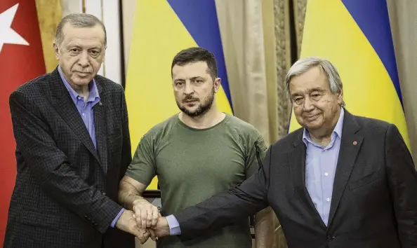  ?? PHOTO: VIA REUTERS ?? Show of unity . . . Giving a news conference in Lviv yesterday are (from left) Turkish President Tayyip Erdogan, Ukraine’s President Volodymyr Zelenskiy and United Nations Secretaryg­eneral Antonio Guterres. The three men met yesterday to discuss ways to end the RussiaUkra­ine conflict.