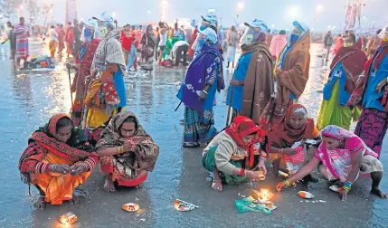  ?? AFP ?? Villagers wearing face shields and masks inspect the sanitisati­on on the beach as a preventive measure against the Covid-19 coronaviru­s at the confluence of Ganges and the Bay of Bengal.