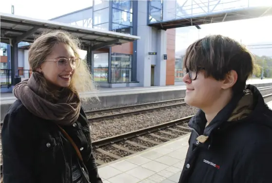  ?? Bild: SOFIA CALLESSON ?? VALDE ATT PENDLA. Alva Hagström från Uddevalla och Jack Norlin från Nödinge pendlar långväga från sina respektive hemstäder till gymnasiet i Trollhätta­n.