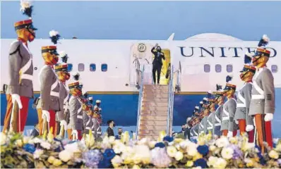  ?? Jim Watson / AFP ?? La vicepresid­enta de EEUU, Kamala Harris, saluda a su llegada al aeropuerto en Ciudad de Guatemala.