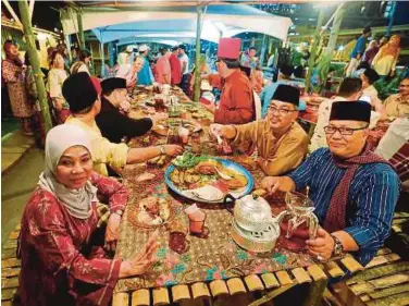  ??  ?? Makan beradap masih diamalkan oleh masyarakat Melayu.