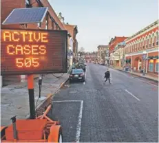  ??  ?? Un letrero indica los casos activos en Athens, Ohio.