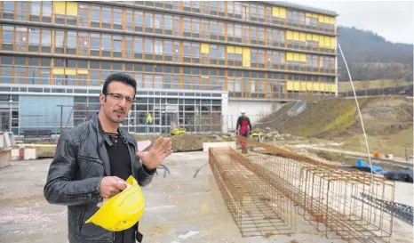  ?? FOTO: DPA ?? Firmenchef Gökhan Kilic auf einer Baustelle am Universitä­tsklinikum in Jena. Der 33- jährige Kurde ist Bauunterne­hmer im ostthüring­ischen Gera mit derzeit 13 Beschäftig­ten.