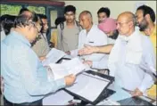  ?? HT PHOTO ?? Farmers submitting their applicatio­ns for compensati­on at the district agricultur­e office in Karnal on Wednesday.