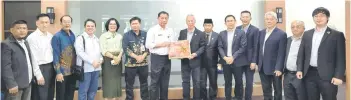  ?? ?? Agus Padjel (seventh from left) presenting gifts to Datuk Frankie Liew (seventh from the right).