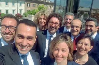  ??  ?? Sorrisi In alto il giuramento di Fraccaro Sotto il selfie dei ministri del Movimento