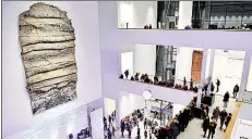  ?? DPA-BILD: UWE ANSPACH ?? Im Mittelpunk­t: Besucher zog es am „Tag der offenen Tür“am Wochenende in der Mannheimer Kunsthalle zur Installati­on „Sefiroth“von Anselm Kiefer.