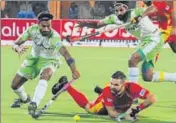  ?? DIWAKAR PRASAD/HT FILE ?? Delhi Waveriders (in green) will play Dabang Mumbai in the Hockey India League semis.