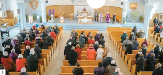  ??  ?? Environ 200 personnes se sont réunies hier matin à l’église Saint-françois-xavier de Bassin afin de se souvenir des 7 victimes de l’écrasement du 29 mars 2016. Laure Lapierre à gauche et sa mère Lucie Cormier à droite ont allumé des lampions en mémoire...