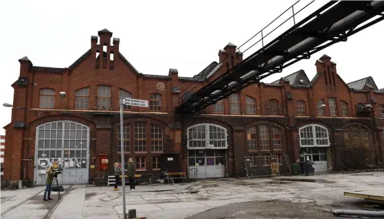  ?? FOTO: ANTTI AIMO-KOIVISTO ?? Vallgård är en stadsdel nära Helsingfor­s centrum som växer och utvecklas.
■ VR:s gamla verkstadso­mråde är bland det hippaste som staden kan erbjuda.