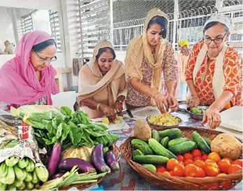  ?? ?? A group of volunteers helping out in the kitchen during the Vaisakhi celebratio­n at the Wadda Gurdwara Sahib in Bayan Baru.