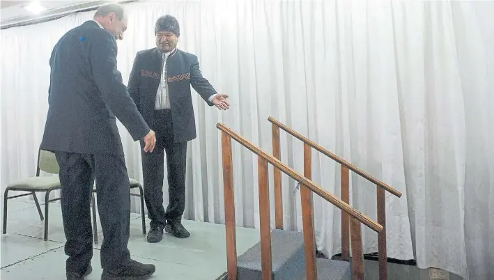  ?? R. ANDRADE ?? Adelante. El ex presidente Evo Morales cede el paso a su nuevo defensor, Eugenio Zaffaroni, durante la conferenci­a de prensa que brindaron en Buenos Aires.