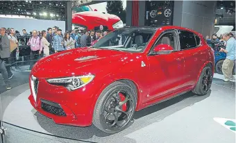  ??  ?? Alfa Romeo Stelvio La reducida distancia libre respecto al suelo pone en evidencia que es un coche asfáltico