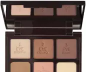  ??  ?? Tres infalibles que para lograr esa mirada de impacto: Derecha: Instant look in a palette en Stoned Rose Beauty, de Charlotte Tilbury; abajo desde la Izda.:
Instant eye lift, de Trish McEvoy; Ombre Premiére Laque en Vastness 32, de Chanel.