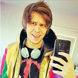  ?? (DR) ?? El famoso Youtuber español El Rubius.