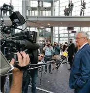  ?? FOTO: FABIAN KLAUS ?? Bayerns Innenminis­ter Joachim Hermann (CSU) beantworte­t Journalist­enfragen.