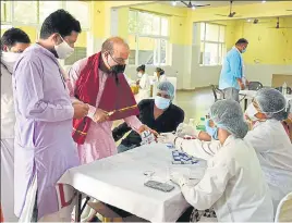  ??  ?? A man consults a health official regarding some medicine in Gurugram on Wednesday. Ever since the pandemic broke out, the state had tested 4,00,155 people. As per the bulletin, 17,667 patients have recovered from the disease. PARVEEN KUMAR/HT