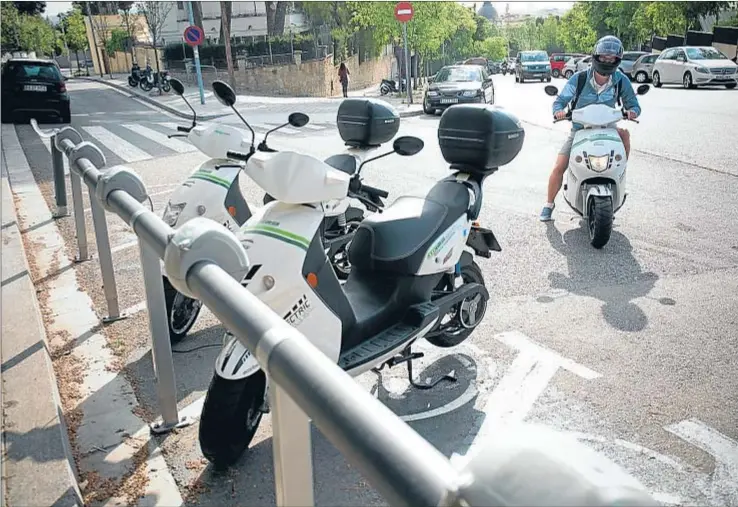  ?? ANA JIMÉNEZ ?? Motos para estudiante­s. Aparcamien­to para motos eléctricas que utilizan los alumnos de la escuela de negocios Iese