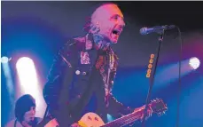  ?? FOTO: HORST HÖRGER ?? Nicke Borg, Frontmann der Backyard Babies, ist allein optisch eine Erscheinun­g. Singen kann er auch.