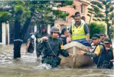  ??  ?? En el sector Villas de Altamira el agua alcanzó 1.20 metros de altura, lo que originó que las autoridade­s evacuaran a los residentes de esa zona.