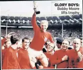  ??  ?? GLORY BOYS: Bobby Moore lifts trophy