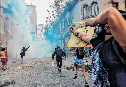  ?? MARTIN BERNETTI / AFP ?? Radicales. La llamada “primera línea” de las protestas está integrada por jóvenes extremista­s provistos de escudos, máscaras, piedras, gasolina...