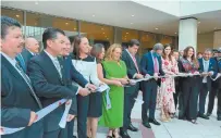  ?? ?? Pedro Haces, dirigente de la CATEM, entre otros funcionari­os, al inaugurar oficinas de ese organismo en Washington.