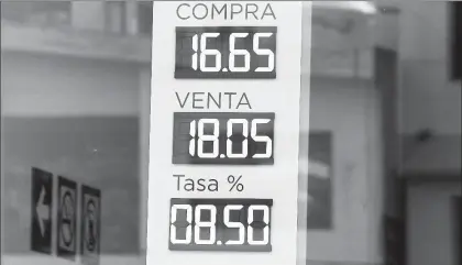  ??  ?? Las declaracio­nes de la presidenta del Banco la Reserva Federal de Estados Unidos, Janet Yellen, impactaron el tipo de cambio y la Bolsa Mexicana de Valores, la cual bajó 0.38 por ciento ■ Foto Luis Humberto González