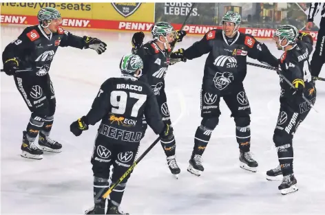  ?? FOTO: TABEA LAMMERTZ ?? Auch wenn die Pinguine auf dem Eis jetzt wieder häufiger jubeln können, wie hier gegen München nach dem Treffer von Alexander Bergström (2.v.re.), fehlt vielen KEV-Fans noch der Glaube, dass es sportlich tatsächlic­h aufwärts geht.