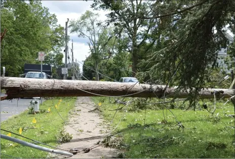  ?? BY RACHEL RAVINA — MEDIANEWS GROUP ?? A downed power line blocks the sidewalk of an Upper Dublin Township neighborho­od Friday afternoon.